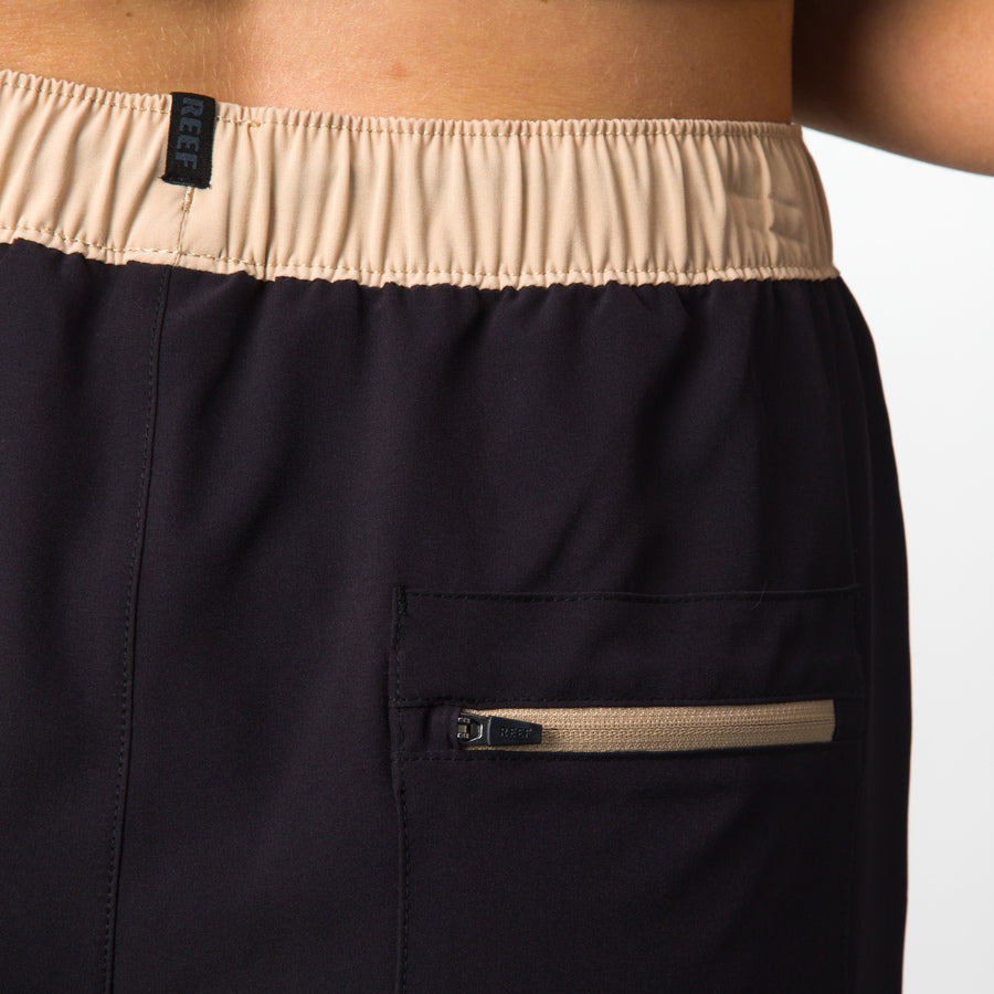 Robyn Short close-up of the back waistband and zippered pocket with beige and black, beach-inspired, comfort fit.