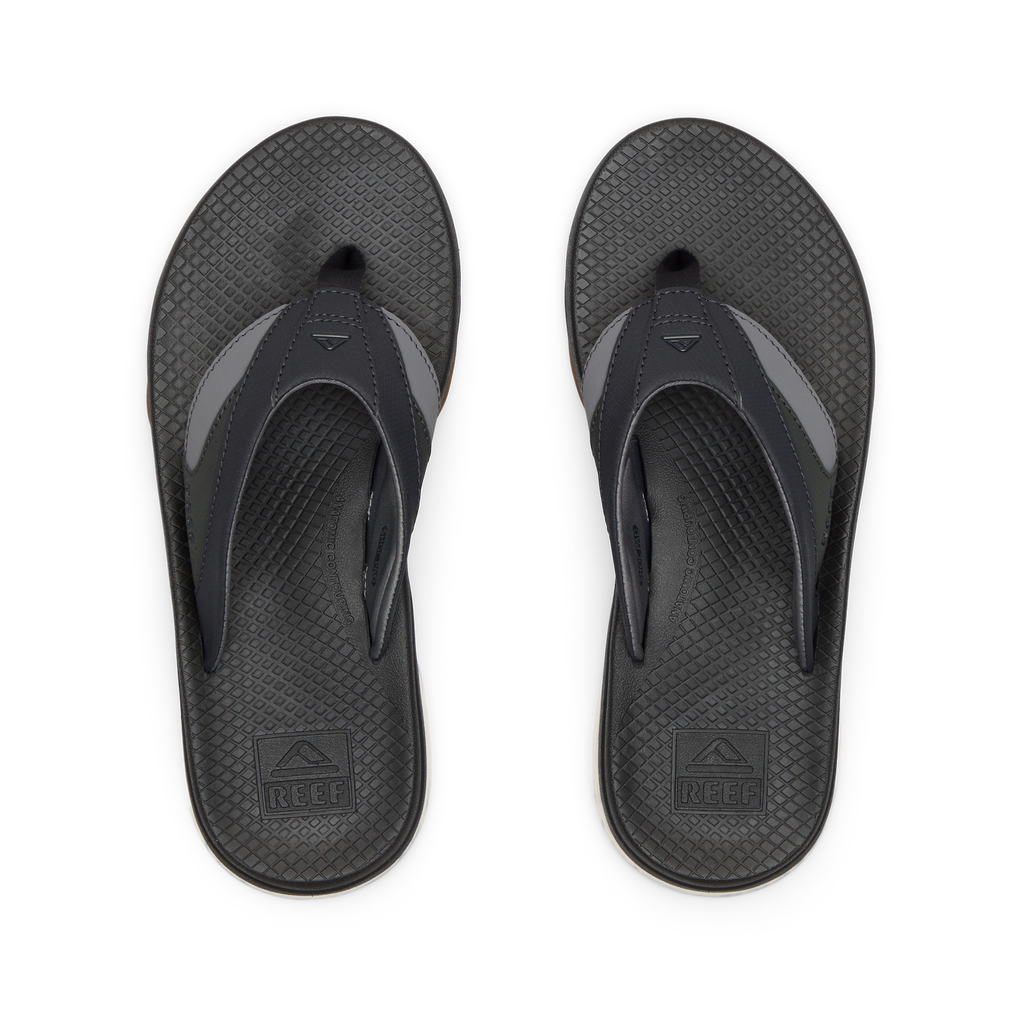 Top view of Fanning + men's black and gray flip flops with anatomical arch support and soft-rebound cushioning for beach comfort