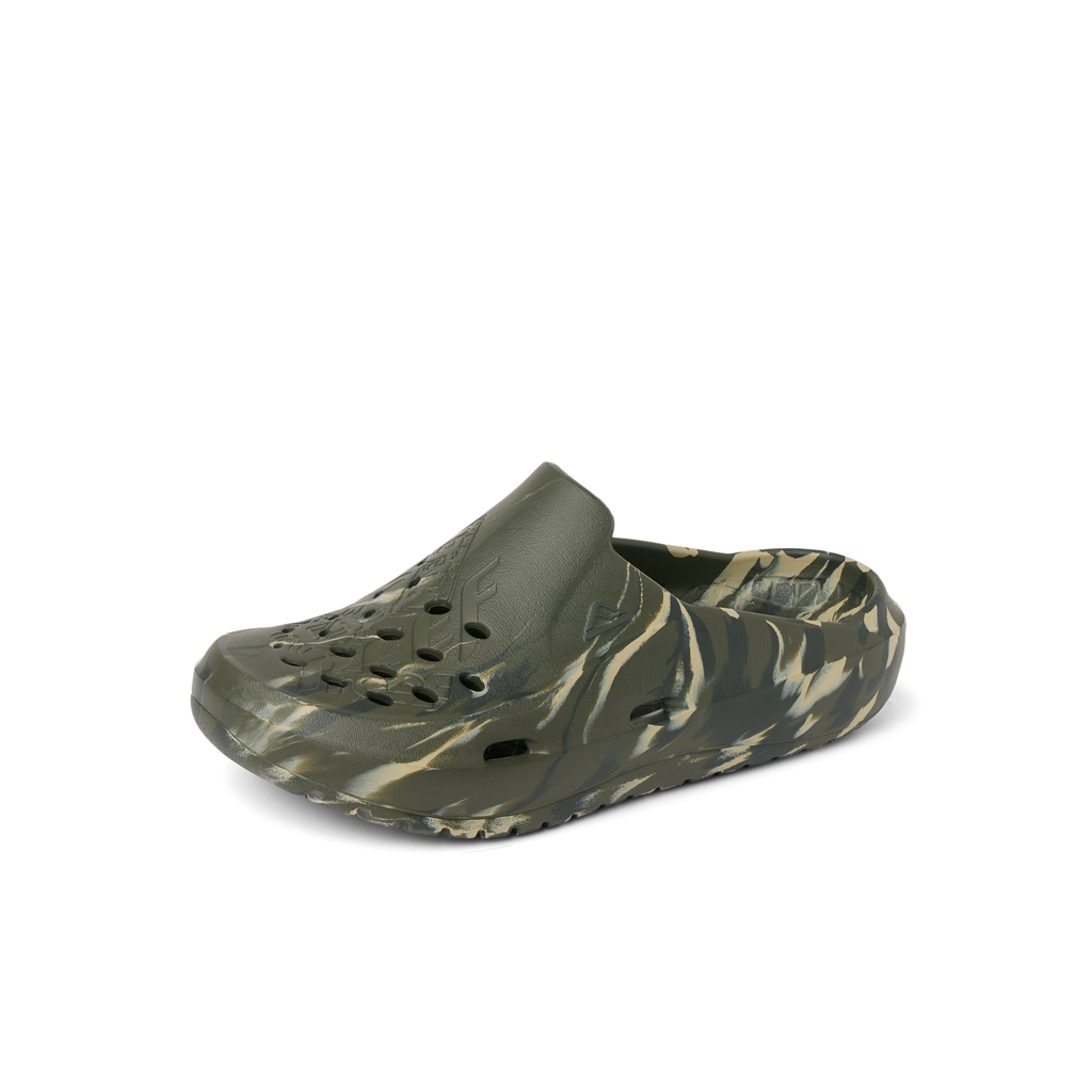 Glider men's right-foot clog facing left, camo marble pattern, soft cushioning and anatomical arch support for comfort.