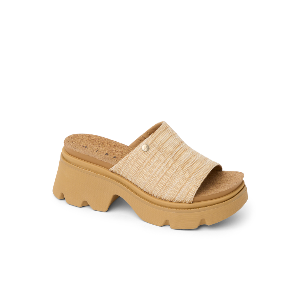 Vista Luxe Evie women's sandal facing right, close-up of platform sandal with cushioned arch support and natural raffia upper.