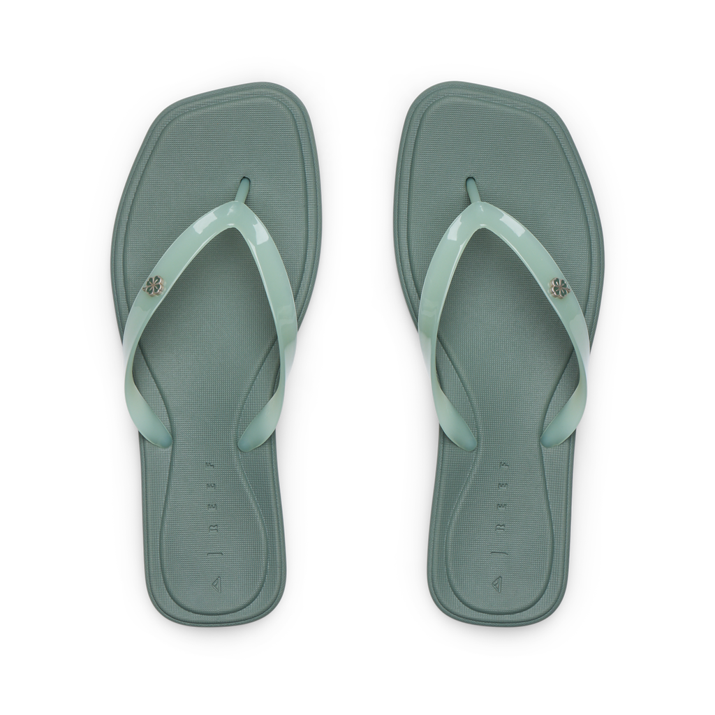 Solaye women's flip flops facing up, beach-inspired with anatomical arch support and soft cushioning for comfort.
