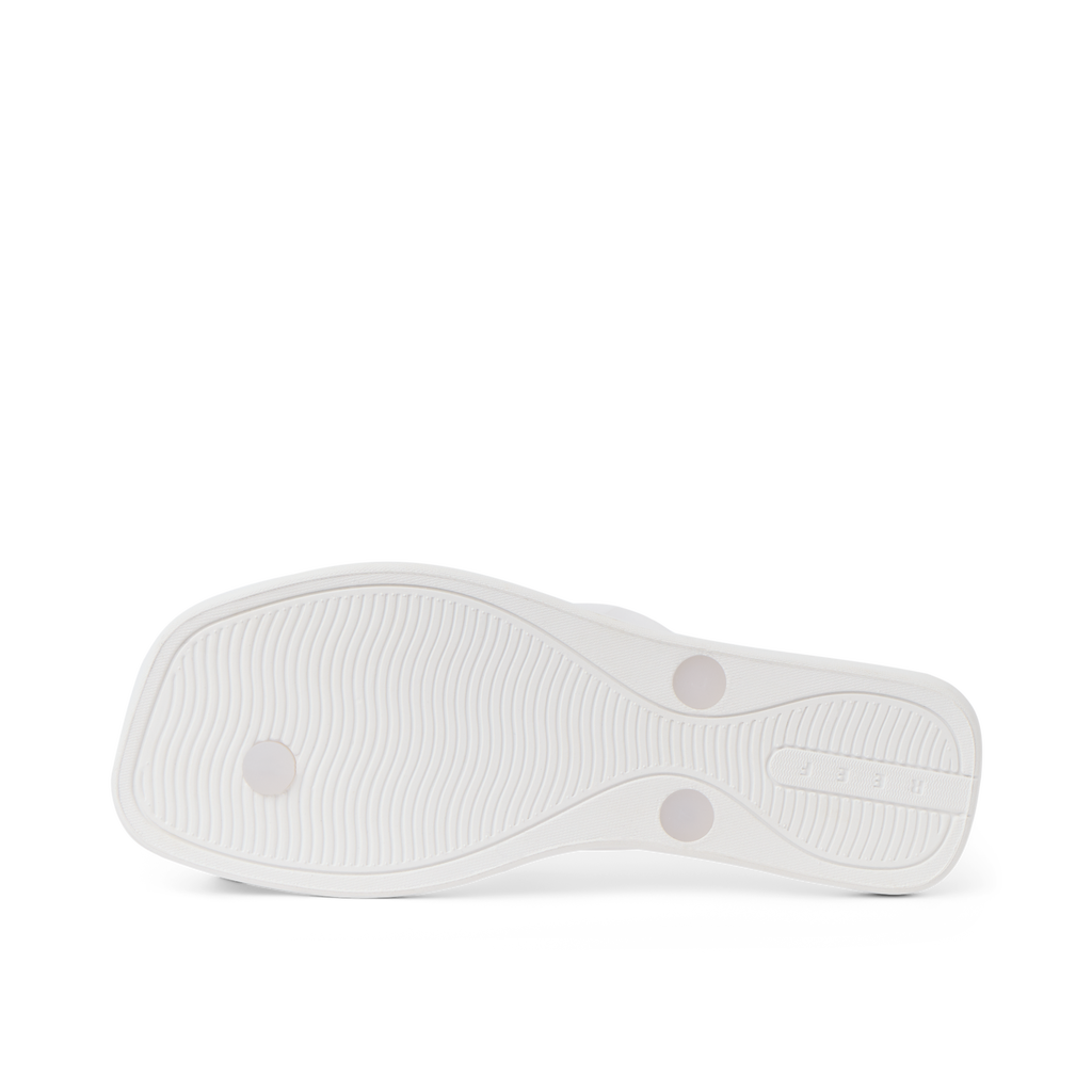 Solaye women's sandal sole facing up, showing textured grip with anatomical arch support for beach comfort.