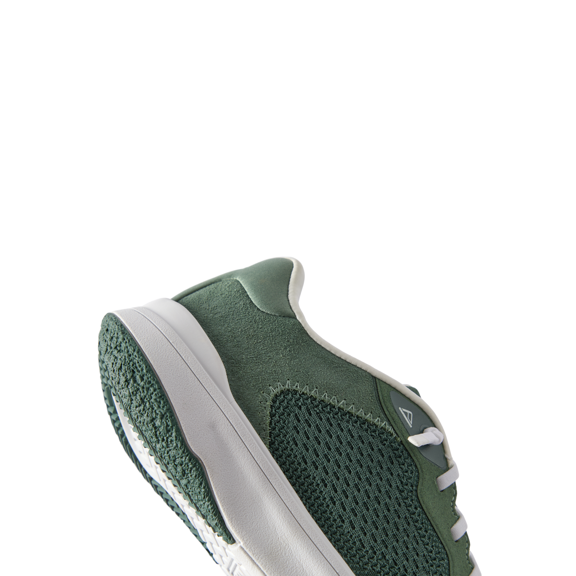 Shoreline Del Mar men’s sneaker facing right, close-up on midsole and breathable green mesh upper with arch support.