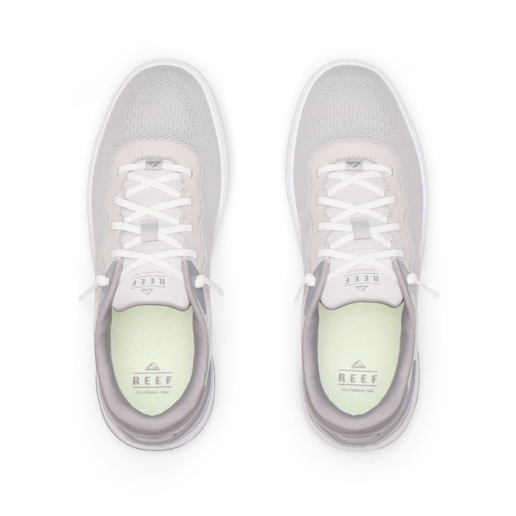 Top view of Shoreline Del Mar men's sneakers in light grey with anatomical arch support and cushioned insoles designed for beach comfort.