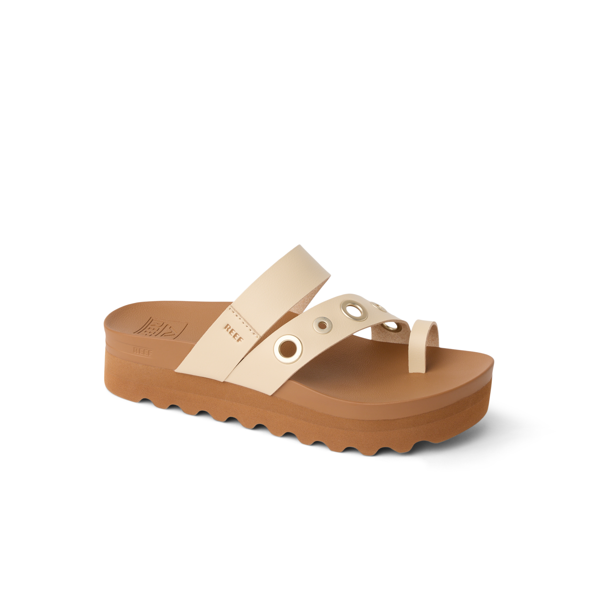 Vista Hi Layla sandal facing right, close-up of toe post and rivet detail with cushioned arch support platform sandal.