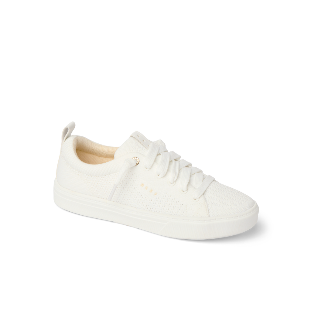 White Lay Day Lite sneaker for women facing right, featuring soft cushioning and anatomical arch support for beach comfort.