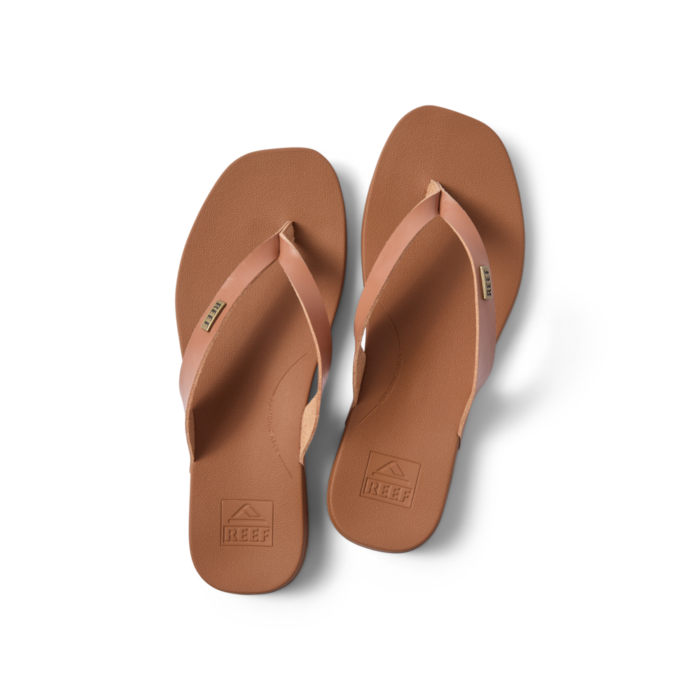 Vista Lune women's tan flip flops top view showing soft-rebound cushioning, arch support, and comfort features.