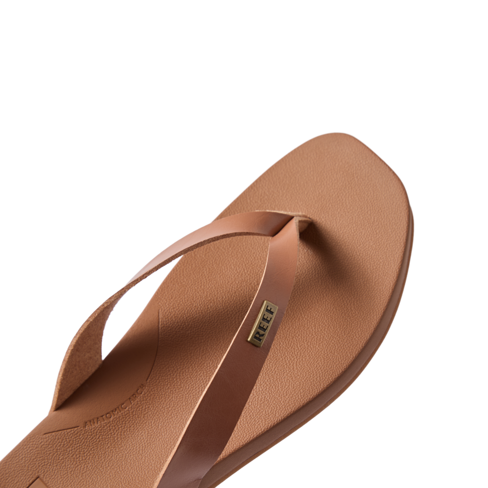 Vista Lune women's tan sandal facing right, close-up of cushioned toe post and footbed with arch support