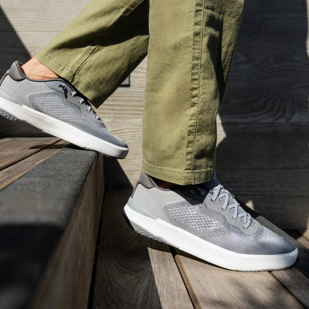 Shoreline Del Mar men's grey sneaker facing right, close-up of upper and sole, lightweight and comfort-focused design.