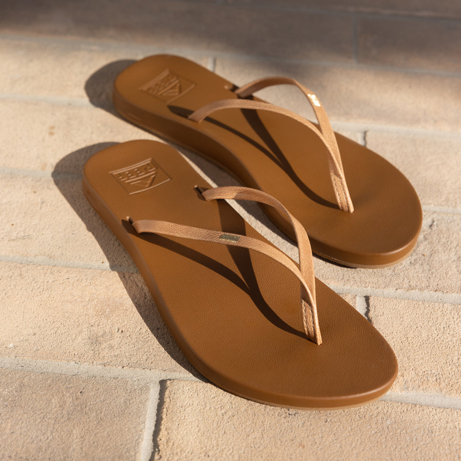 Pair of brown Cushion Slim sandals for women facing right, highlighting soft-rebound cushioning and anatomical arch support.