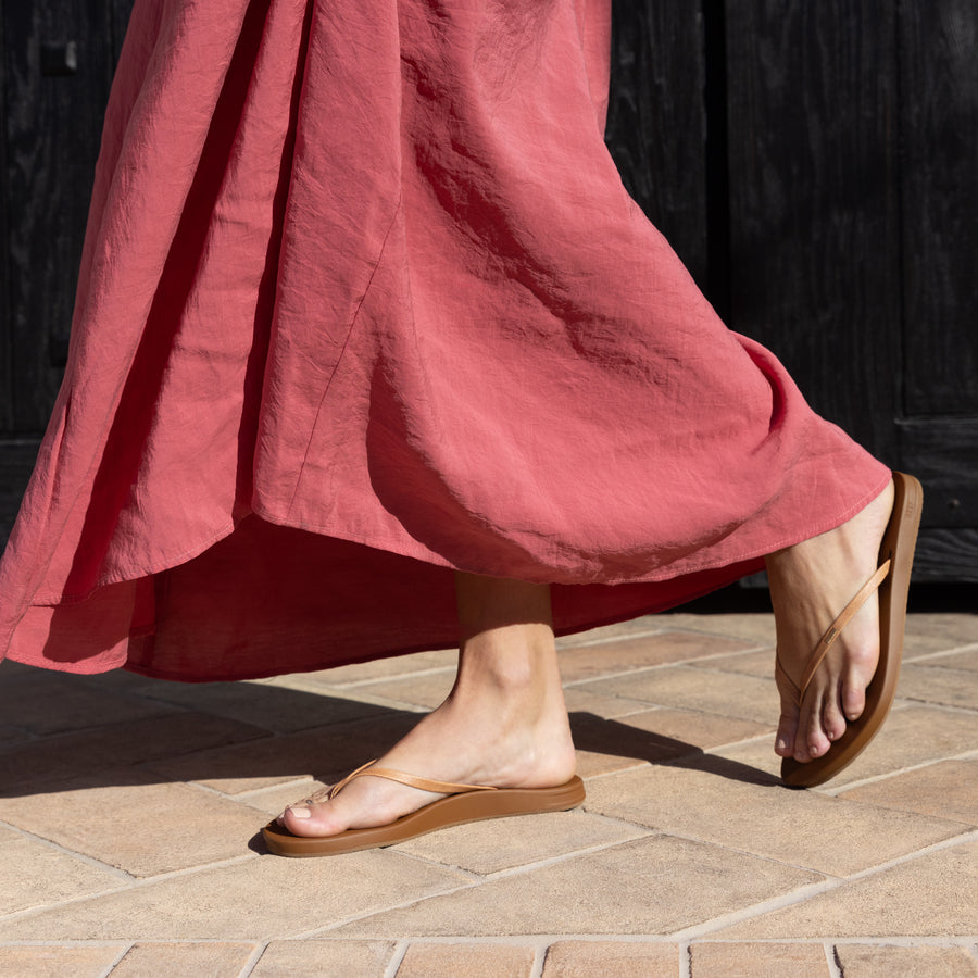 Side view of Cushion Slim women's sandal on foot, showing soft-rebound cushioning and anatomical arch support in a beach-inspired design.