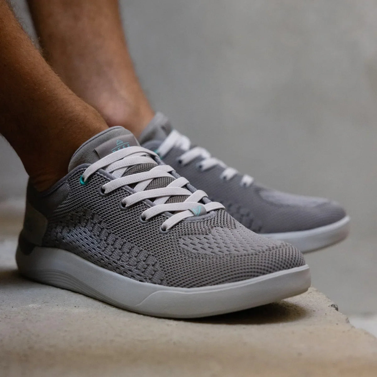Neso men’s grey sneaker facing left, close-up of breathable upper with soft-rebound cushioning and arch support.