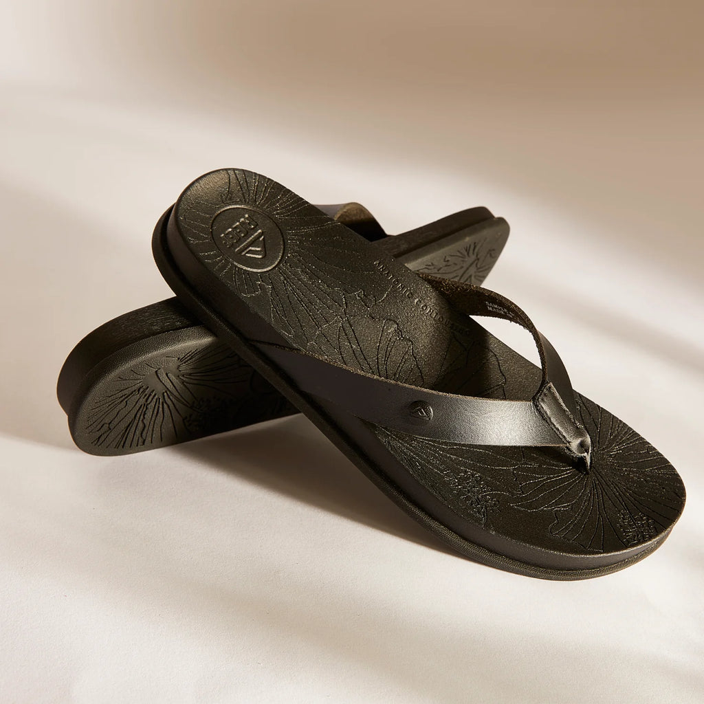Vista Porto Cruz women's black flip flops facing right, close-up of footbed with floral texture, arch support sandals.