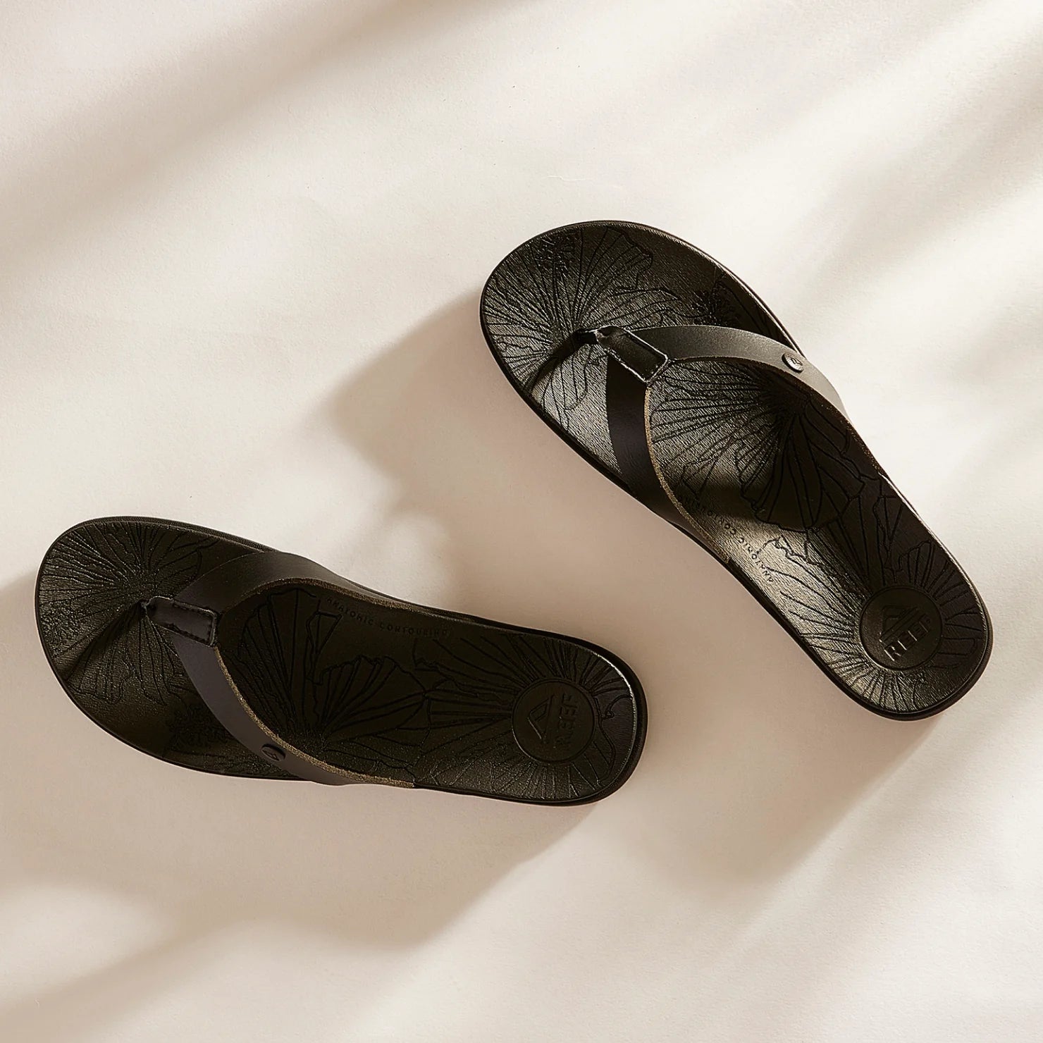 Vista Porto Cruz women's flip flops facing right and left showing water-friendly molded footbeds with arch support