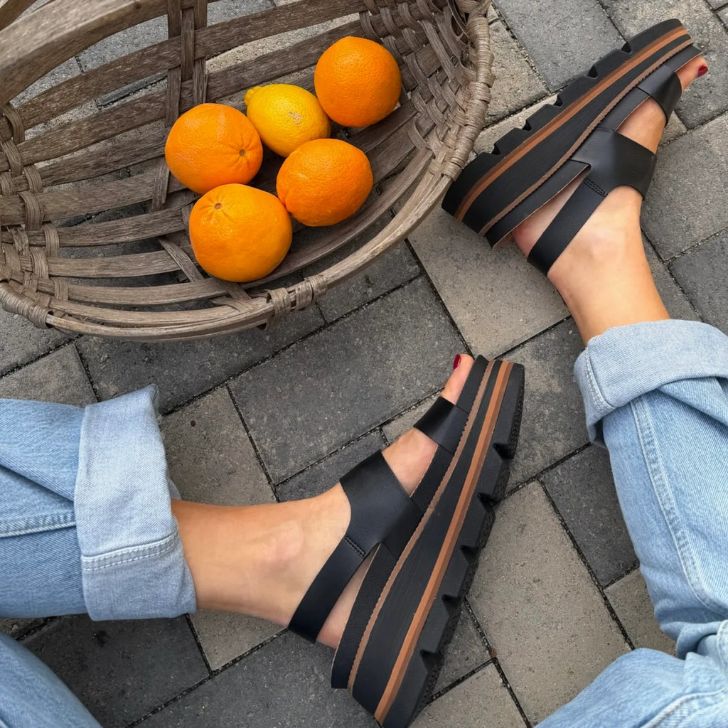 Vista Luxe Liah women's black platform sandals facing right, close-up of side and sole with arch support and cushioning.