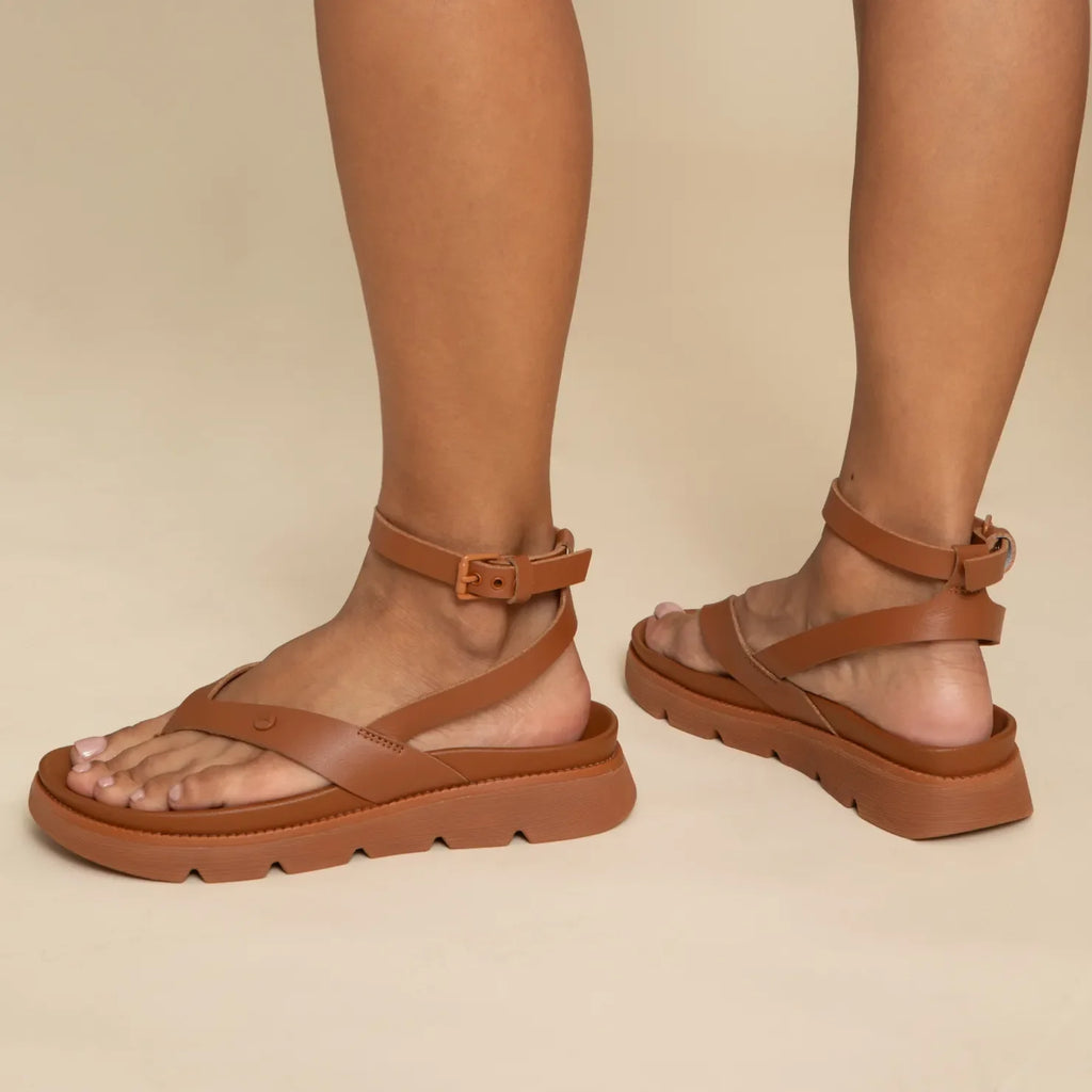 Vista Luxe Sierra women's brown sandals facing left and right, showing side and back straps with cushioned sole close-up.