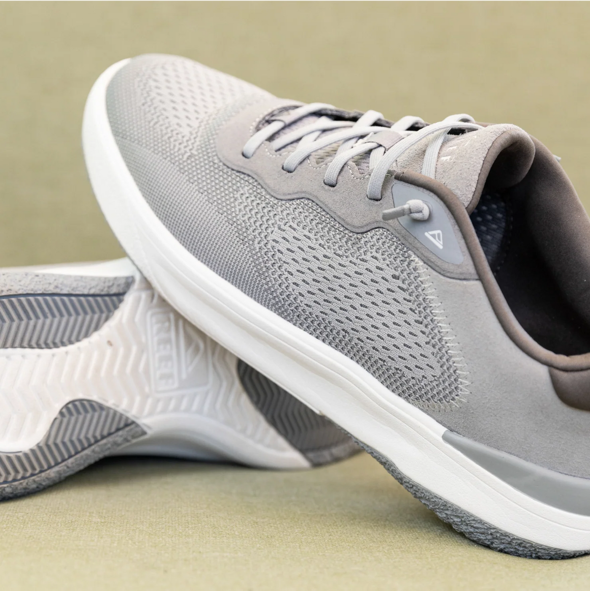 Shoreline Del Mar men's grey sneaker facing right, close-up on upper and sole showing durable, breathable design and comfort features.