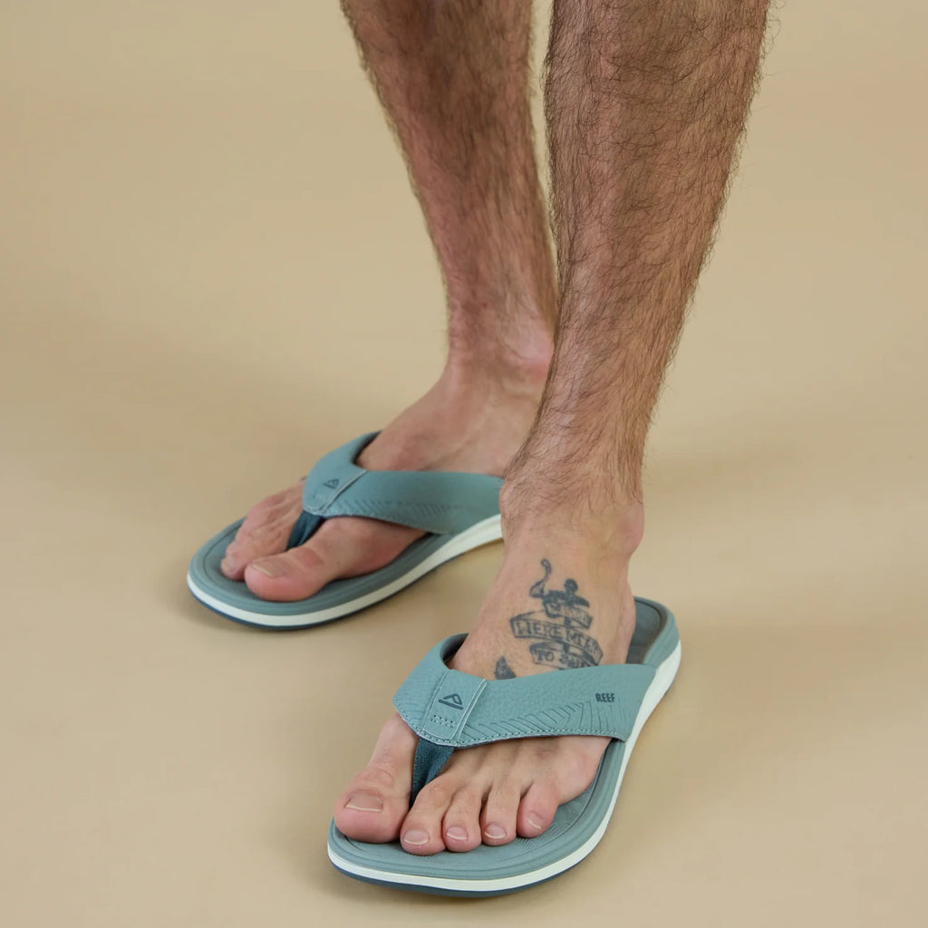 Offshore men’s flip flops facing forward, featuring soft-rebound cushioning and anatomical arch support for beach comfort.