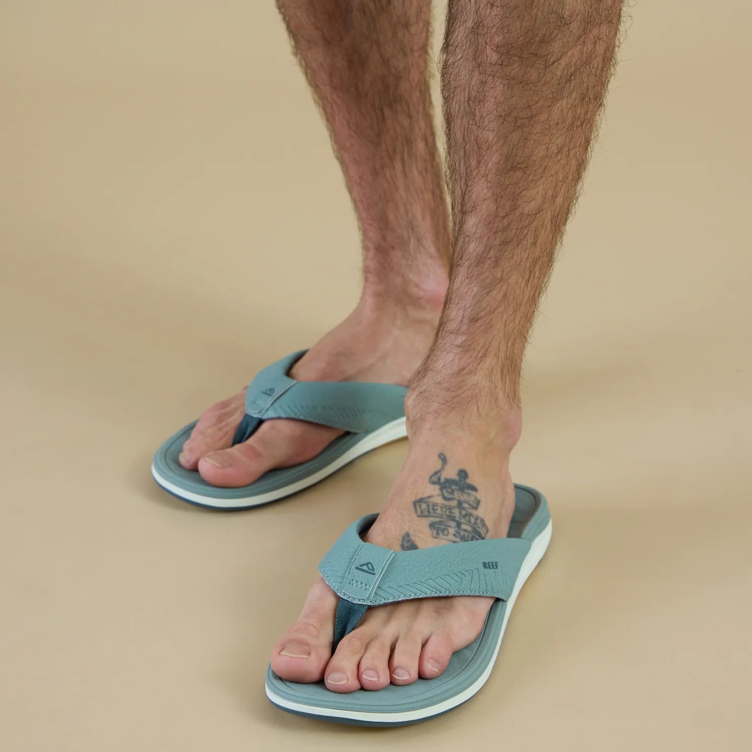 Offshore men’s flip flops facing forward, featuring soft-rebound cushioning and anatomical arch support for beach comfort.