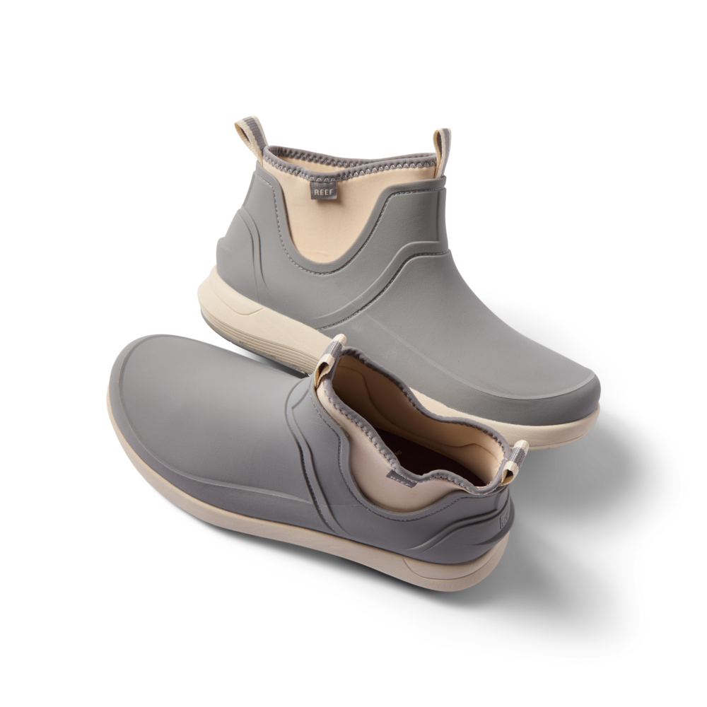 Scallywag men's grey water-friendly shoes facing right and left, featuring soft cushioning and anatomical arch support.