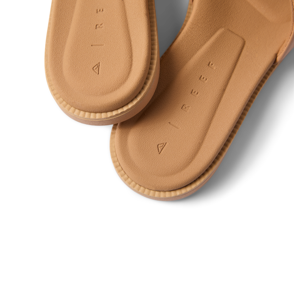 Close-up of the top of Sunny Emma sandals in natural textile, showing soft-rebound cushioning and anatomical arch support.