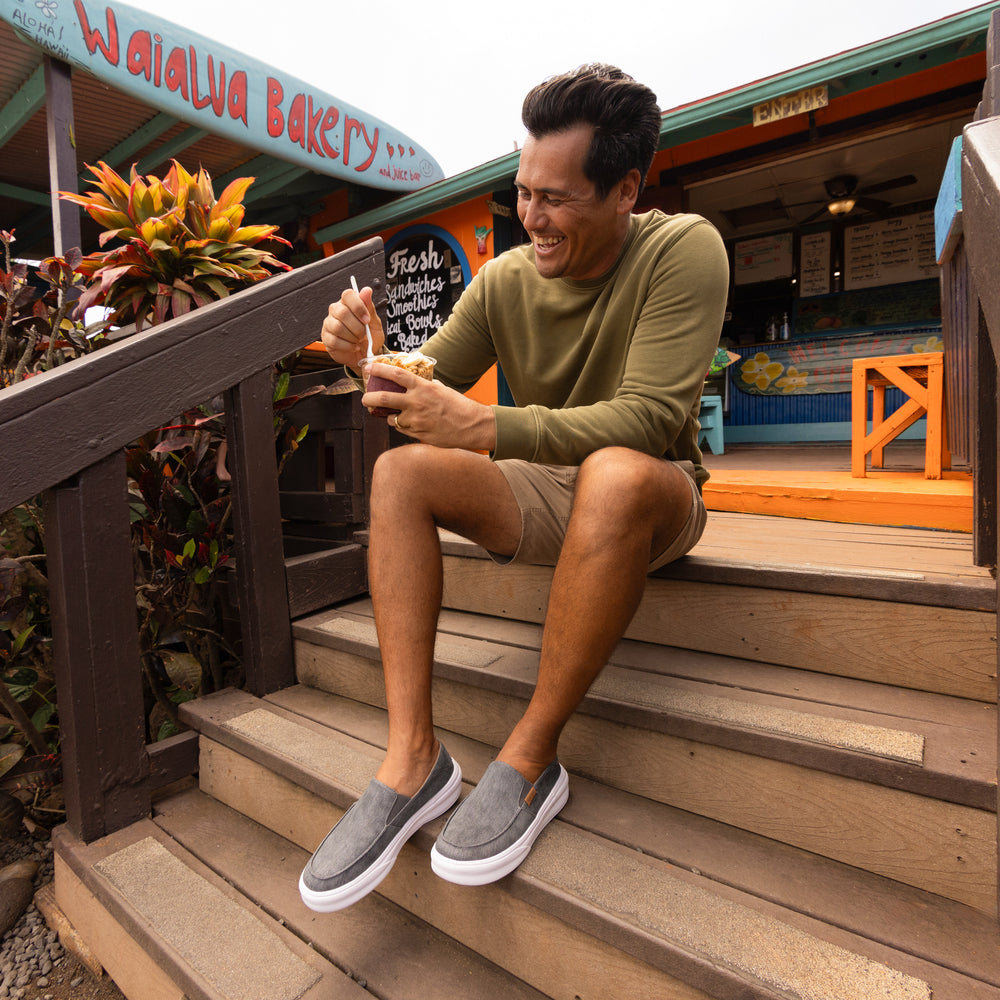Pacific men's shoes facing forward, close-up on footwear with soft-rebound cushioning and anatomical arch support