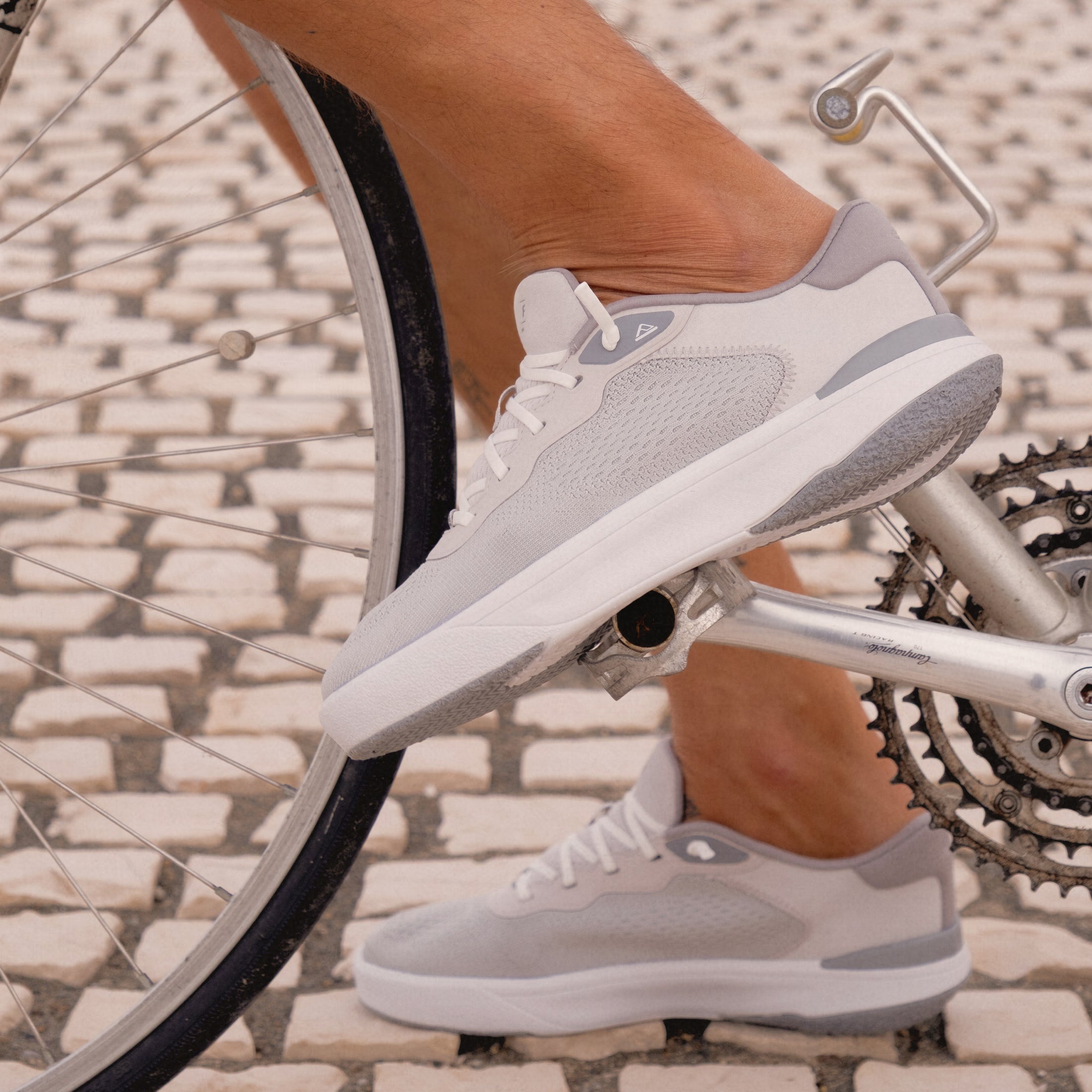 Shoreline Del Mar sneaker in light grey, facing right, highlighting cushioned arch support and breathable mesh upper.
