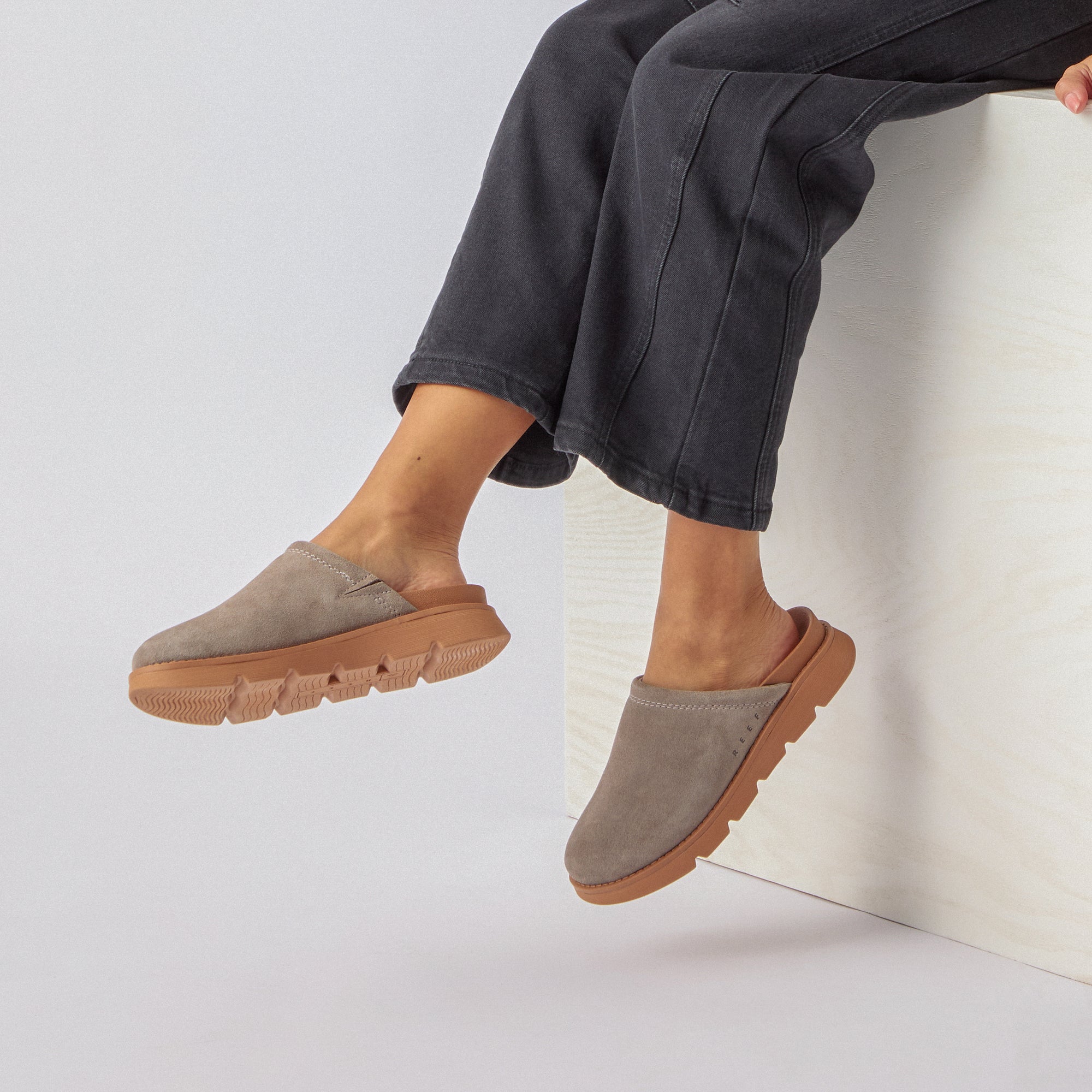 Vista Luxe Mariana women's clogs facing left, showing side and sole with soft-rebound cushioning and arch support.