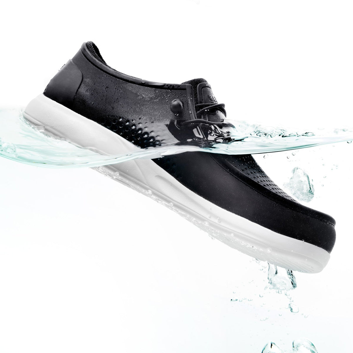 Water Coast men's black shoe facing right with water droplets, featuring anatomical arch support and cushioning.