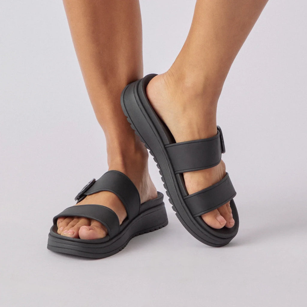 Vista Capri women's sandals facing forward, showcasing water-friendly, cushioned dual straps for beach comfort and durability.